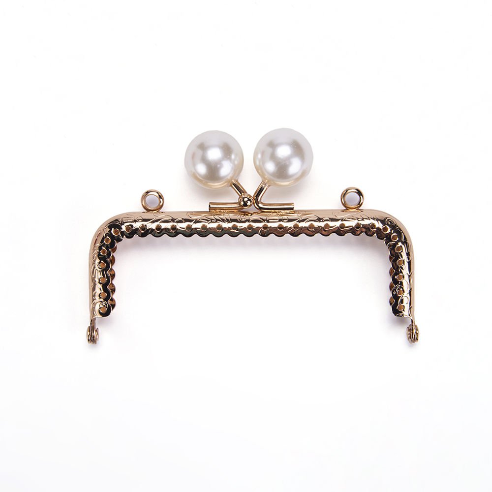 RECTANGLE WHITE BEADED BAG FRAME 10.5 CM ROSE