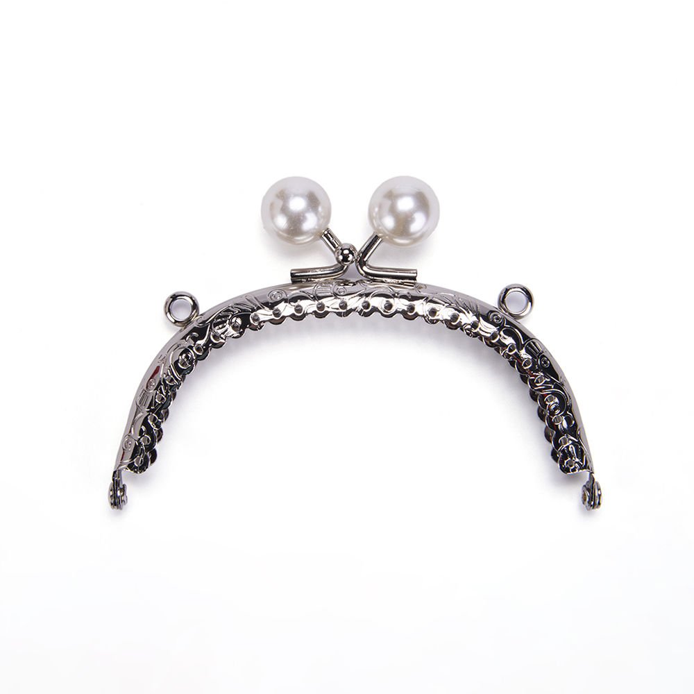 OVAL WHITE BEADED BAG FRAME 10.5 CM SILVER