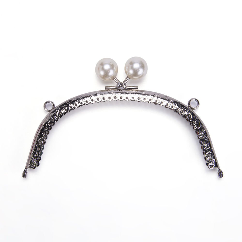 OVAL WHITE BEADED BAG FRAME 16.5 CM SILVER